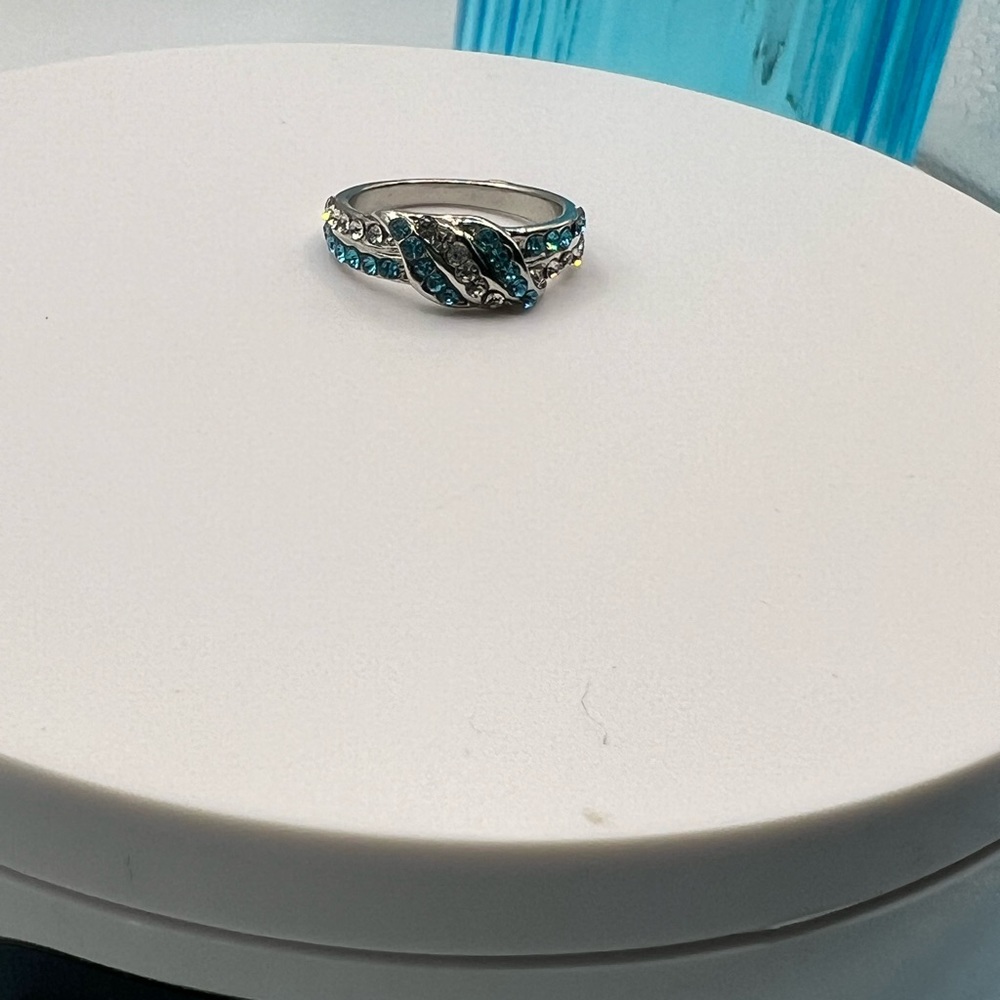 White and Blue Rhinestone Swirled Design Ring SZ 7 NEW